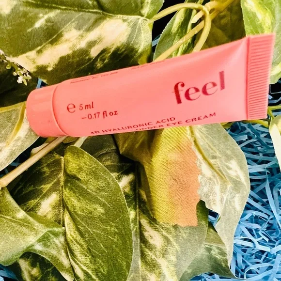 New Feel 4D Hyaluronic Acid Under Eye Cream - Picture 2 of 7